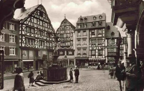 AK / Ansichtskarte BERNKASTEL-KUES Berncastel Marktplatz Brunnen Fachwerkhaeuser