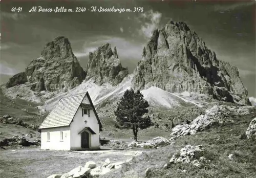 AK / Ansichtskarte Passo Sella 2240m Selva Val Gardena IT Sassolungo Bergkapelle Langkofel Dolomiten