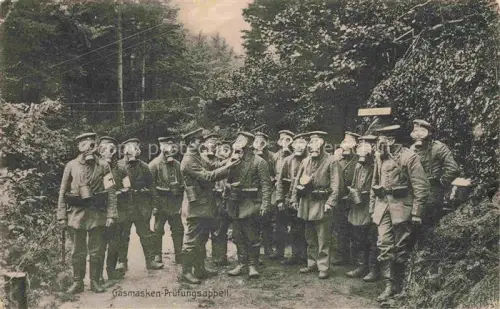 AK / Ansichtskarte Gasmaske Masque Gaz Maschera Antigas Mascara Militaria Pruefungsappell 