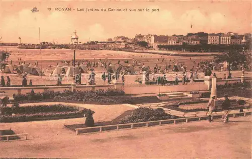 AK / Ansichtskarte ROYAN 17 Charente-Maritime Les jardins du Casino et vue sur le port