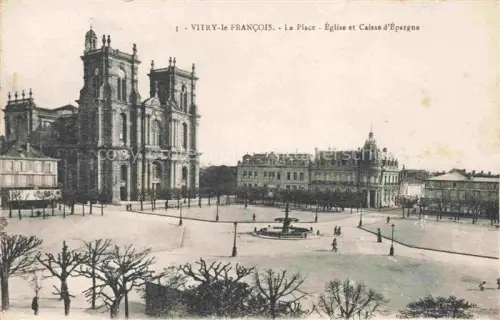 AK / Ansichtskarte Vitry-le-Francois 51 Marne La Place Eglise et Caisse d'Epargne