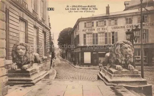 AK / Ansichtskarte Chalons-sur-Marne 51 Marne Les lions de l'Hôtel de Ville au fond Rue d'Orfeuil