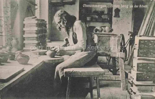 AK / Ansichtskarte OBERAMMERGAU Anton Lang an der Arbeit Handwerk