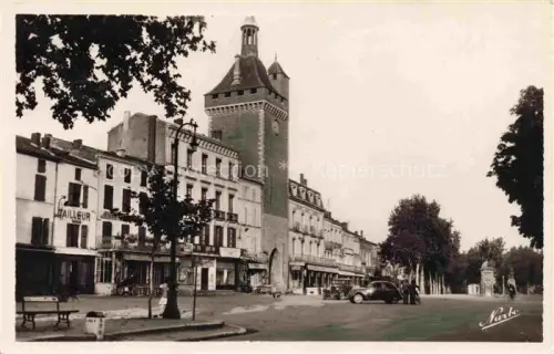 AK / Ansichtskarte VILLENEUVE-SUR-LOT 47 Lot-et-Garonne La Porte de Paris et la Place