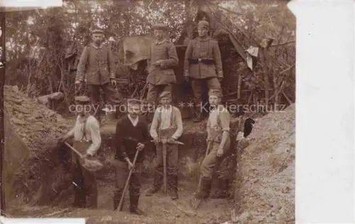 AK / Ansichtskarte Militaria Schuetzengraben Soldaten 