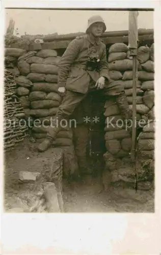 AK / Ansichtskarte Stahlhelm Militaria WK1 Feldstecher episches Foto Schuetzengraben