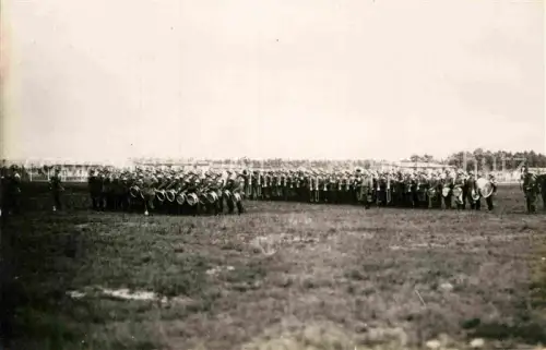AK / Ansichtskarte Sennelager Paderborn Militaercamp Foto Parade im Feld
