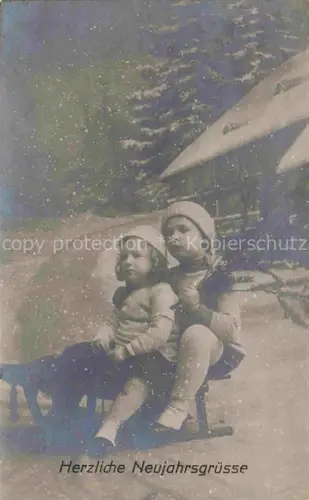 AK / Ansichtskarte Neujahr Annee New Year Kinder Schnee Schlitten 