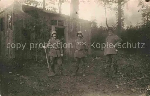 AK / Ansichtskarte Stahlhelm Militaria Soldatenfoto Telegraphenkoppel Wald