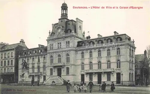 AK / Ansichtskarte Coutances 50 Manche Hotel de Ville et la Caisse D'Epargne