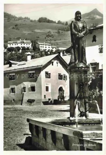 AK / Ansichtskarte Schuls Scuol GR Dorfplatz Brunnen