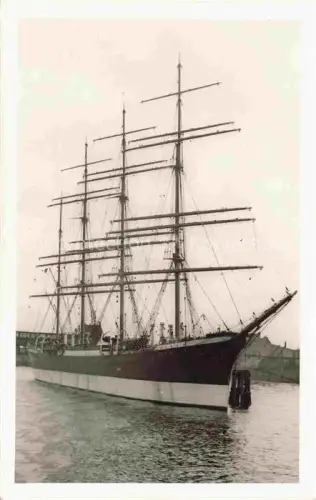 AK / Ansichtskarte Segelschiffe Sailing Ship Navire a Voiles Barco de Vela-- Hamburg Landungsbruecken 
