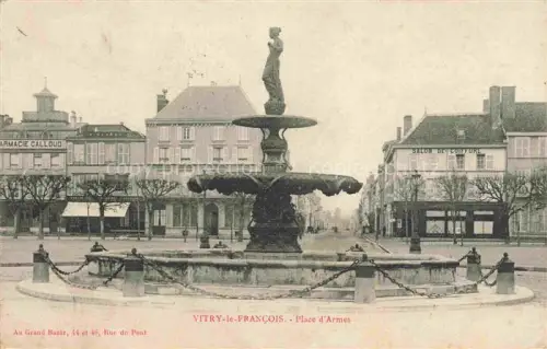 AK / Ansichtskarte Vitry-le-Francois 51 Marne Place d'Armes Fontaine