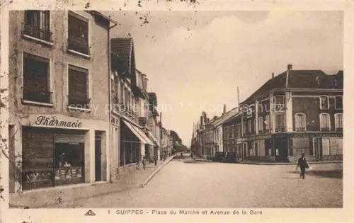 AK / Ansichtskarte Suippes Chalons-en-Champagne 51 Marne Place du Marché et Avenue de la Gare