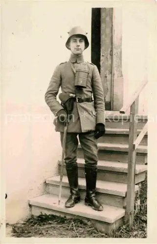 AK / Ansichtskarte Gasmaske Masque Gaz Maschera Antigas Mascara Militaria in der Dose Stahlhelm Pistole WK1 Soldat