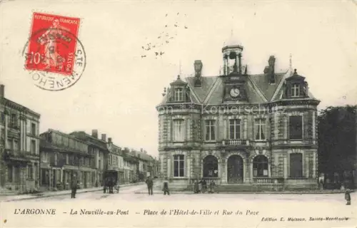 AK / Ansichtskarte La Neuville-au-Pont Sainte-Menehould 51 Marne Place de l'Hôtel de Ville et Rue du Pave