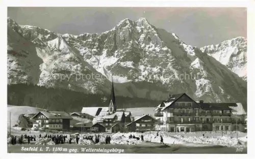 AK / Ansichtskarte Seefeld Tirol AT Ortsansicht mit Kirche Blick gegen Wettersteingebirge Winterpanorama