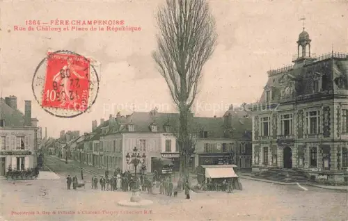 AK / Ansichtskarte Fere-Champenoise Epernay 51 Marne Rue de Châlons et Place de la République