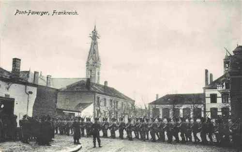 AK / Ansichtskarte Pont-Faverger  Pontfaverger-Moronvilliers REIMS 51 Marne Aufmarsch der Soldaten
