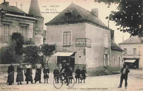AK / Ansichtskarte Parcay-les-Pins SAUMUR 49 Maine-et-Loire Un coin de la place