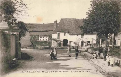 AK / Ansichtskarte Rablay-sur-Layon ANGERS 49 Maine-et-Loire Un coin du mail arrivée de la gare