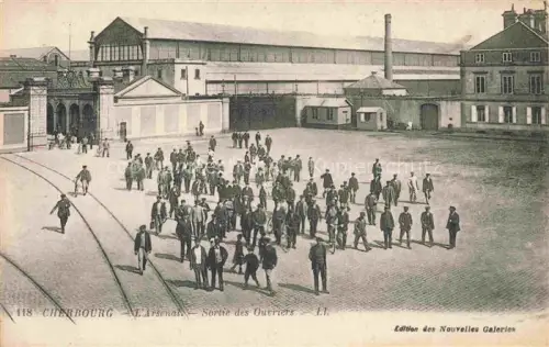 AK / Ansichtskarte CHERBOURG-Octeville 50 Manche L'Arsenal Sortie des Ouvriers