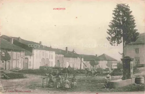 AK / Ansichtskarte Domjevin Luneville 54 Meurthe-et-Moselle Au centre du village Fontaine