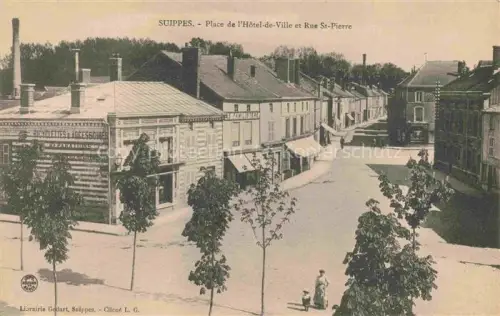 AK / Ansichtskarte Suippes Chalons-en-Champagne 51 Marne Place de l'Hôtel de Ville et Rue St. Pierre