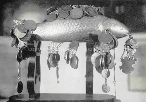 AK / Ansichtskarte WueRZBURG Bayern Der Silberne Karpfen im historischen Saal der Fischerzunft