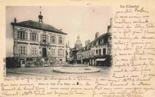 AK / Ansichtskarte La Charite-sur-Loire Cosne-Cours-sur-Loire 58 Nievre Hôtel de Ville et la Place Fontaine