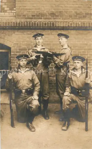 AK / Ansichtskarte Militaria Marine Kiel Foto Gewehre 1. Matrosen Division 