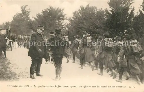 AK / Ansichtskarte Militaria France  WK1 General Joffre chez les troupes