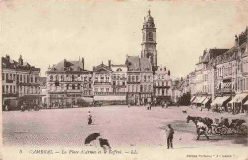 AK / Ansichtskarte CAMBRAI 59 Nord Place d'Armes et le Beffroi