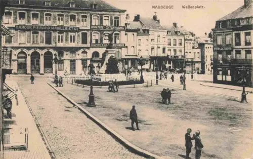 AK / Ansichtskarte Maubeuge Avesnes-sur-Helpe 59 Nord Waffenplatz Place d'Armes Monument