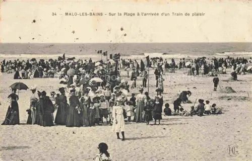 AK / Ansichtskarte Malo-les-Bains Dunkerque 59 Nord Sur la plage à l'arrivée d'un train de plaisir
