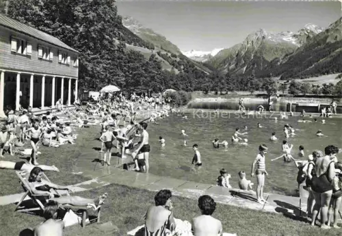 AK / Ansichtskarte Klosters-Serneus GR Schwimmbad mit Silvretta