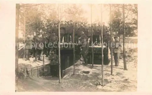 AK / Ansichtskarte Stellungslager WK1 Frankreich Militaria Gruppenfoto Holz-Unterstand