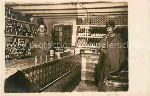 AK / Ansichtskarte Militaria Soldatenleben Bar im Unterstand Lager Frankreich 