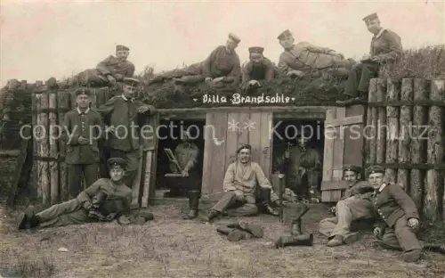 AK / Ansichtskarte Stellungslager WK1 Frankreich Militaria Holzunterstand Villa Brandsohle Gruppenfoto