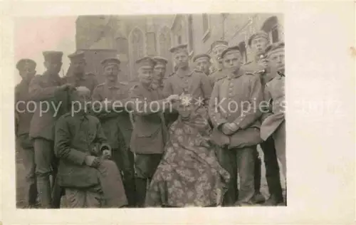 AK / Ansichtskarte Soldatenleben Militaria WK1 Barbier Friseur Gruppenfoto