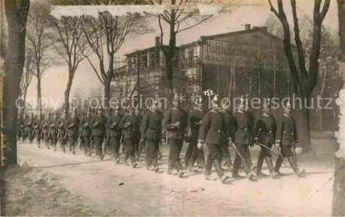 AK / Ansichtskarte Telegraphie Militaria Telegrafen-Truppe im Marsch Foto