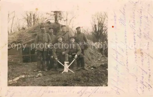 AK / Ansichtskarte Stellungslager WK1 Frankreich Militaria Gruppenfoto Saebel Reichsrevolver Unterstand