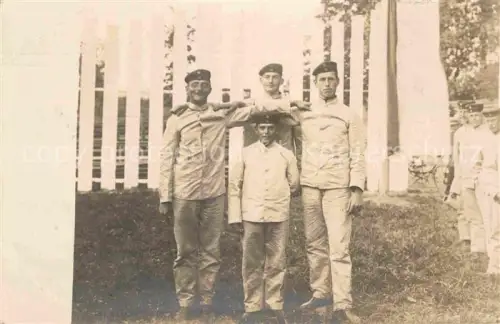 AK / Ansichtskarte ULM  Donau Gruppenfoto  Soldaten uebungsplatz