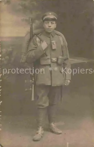 AK / Ansichtskarte LUDWIGSBURG  BW WK1 Soldat in Montour  Portrait Taschenlampe