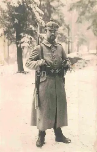 AK / Ansichtskarte WK1 Militaria Russland Foto Portrait Soldat im Feld Pickelhaube