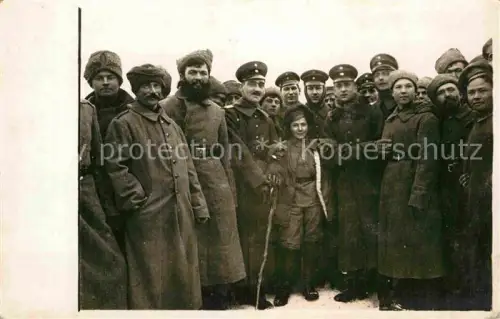 AK / Ansichtskarte WK1 Militaria Russland RUssIA RU Russen-Deutsche Soldaten Gruppenfoto Pelzmuetzen Winter