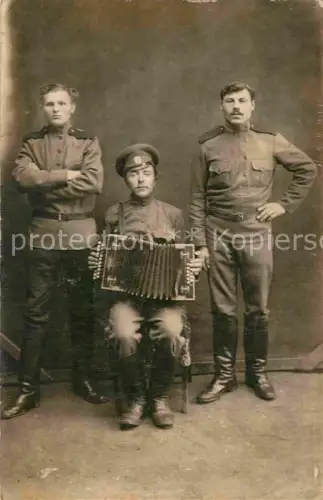 AK / Ansichtskarte Hrubieszow Grubeschow LUBLIN Lubelskie PL Akkordeon Russische Soldaten Foto