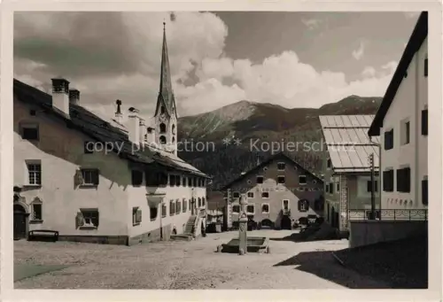 AK / Ansichtskarte Zuoz GR Dorfplatz Brunnen Kirchturm