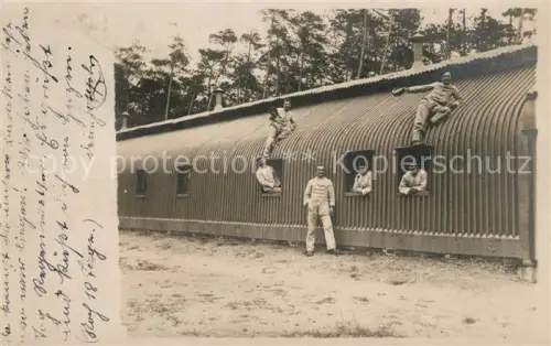 AK / Ansichtskarte KARLSRUHE Baden Kaserne Soldaten Foto Wellblechbaracke