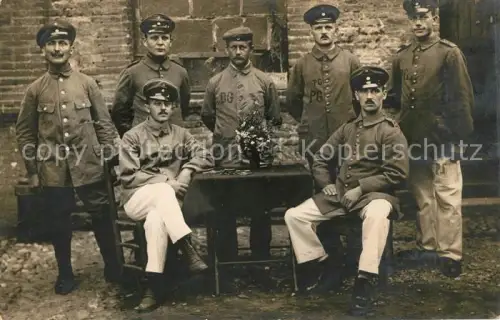 AK / Ansichtskarte Kriegsgefangene POW Militaria Deutsche Soldaten in Frankreich PG = Prisonnier de Guerre Foto